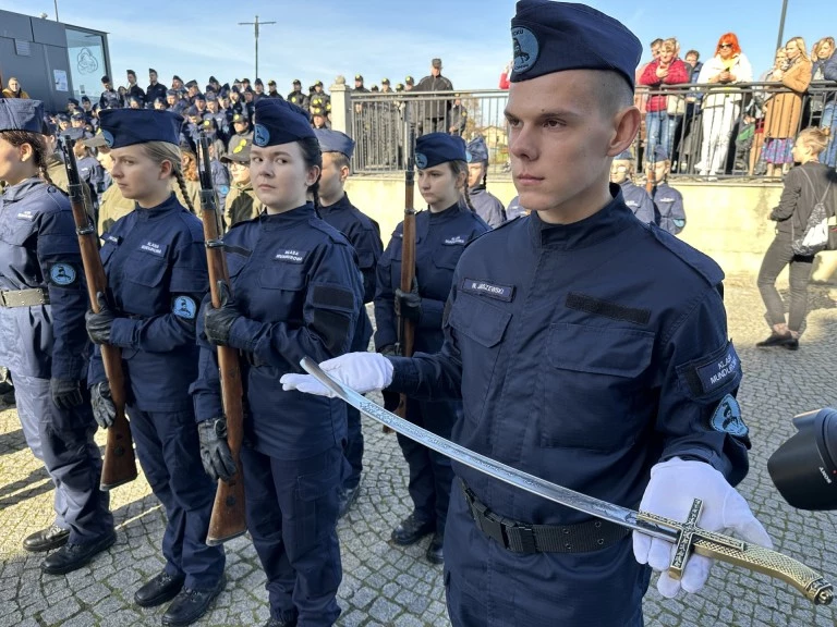 Uczą szacunku do munduru. Ślubowanie w Zespole Szkół CKU w Koninie