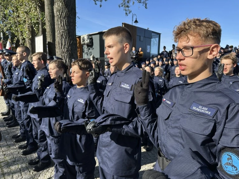 Uczą szacunku do munduru. Ślubowanie w Zespole Szkół CKU w Koninie