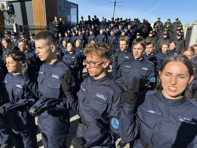 Uczą szacunku do munduru. Ślubowanie w Zespole Szkół CKU w Koninie