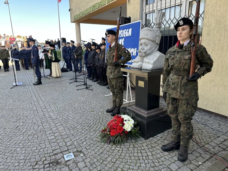 Uczą szacunku do munduru. Ślubowanie w Zespole Szkół CKU w Koninie