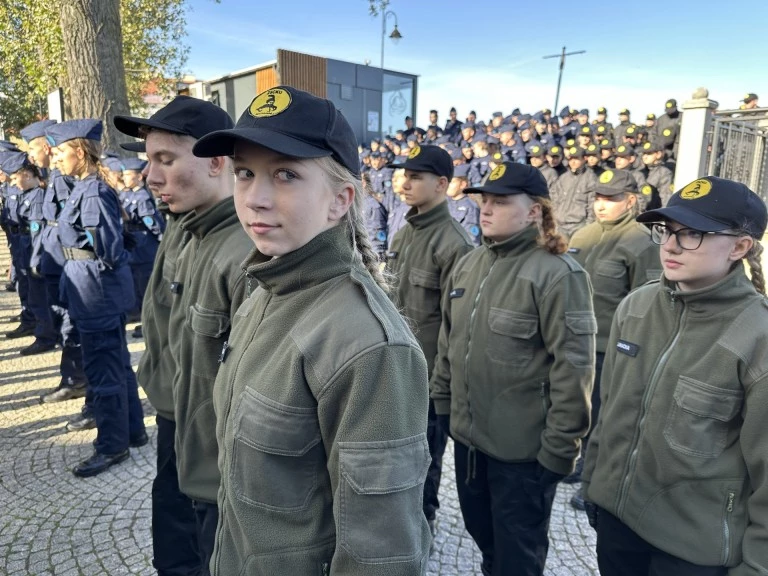 Uczą szacunku do munduru. Ślubowanie w Zespole Szkół CKU w Koninie