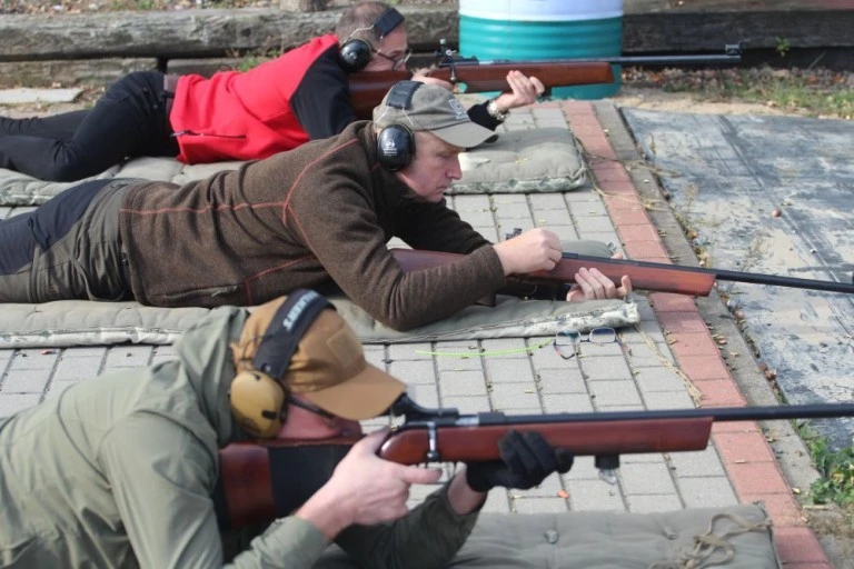 Pamięć o Arkadiuszu Mielcarku ciągle żywa. W Kazimierzu Biskupim rozegrano II zawody strzeleckie