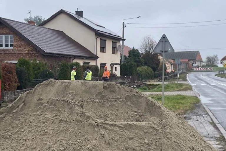 Inwestycje w gminie Grodziec. Nowa droga i remont chodnika