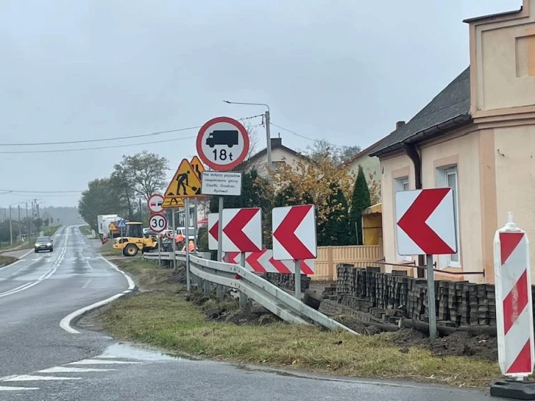 Inwestycje w gminie Grodziec. Nowa droga i remont chodnika