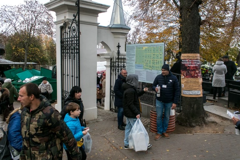 Tablica z mapą cmentarza przy ul. Kolskiej. Znajdziesz na niej zabytkowe nagrobki