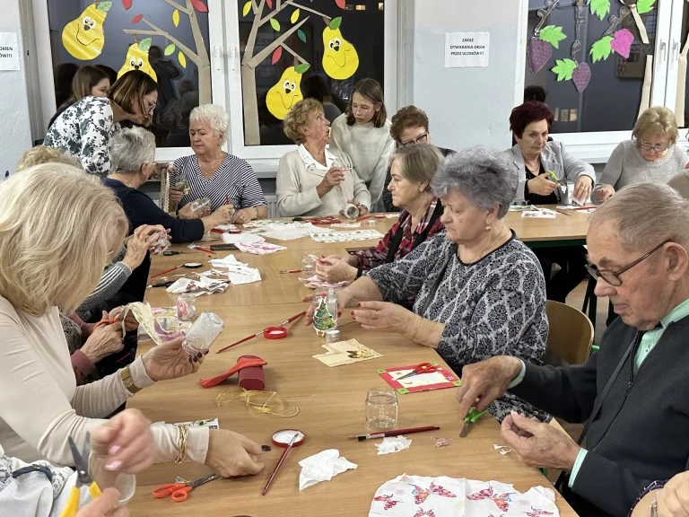 Międzypokoleniowe spotkania w szkole. Warsztaty dla seniorów