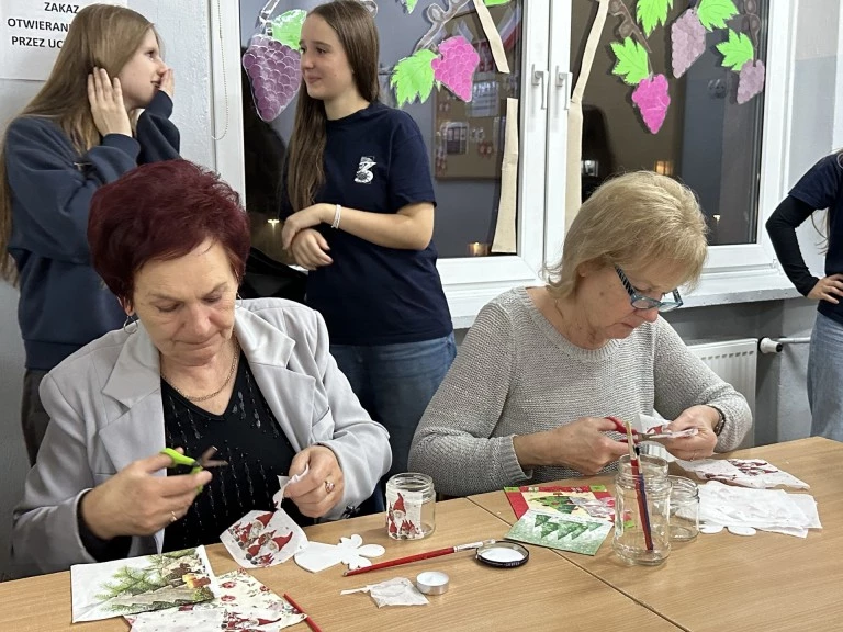 Międzypokoleniowe spotkania w szkole. Warsztaty dla seniorów