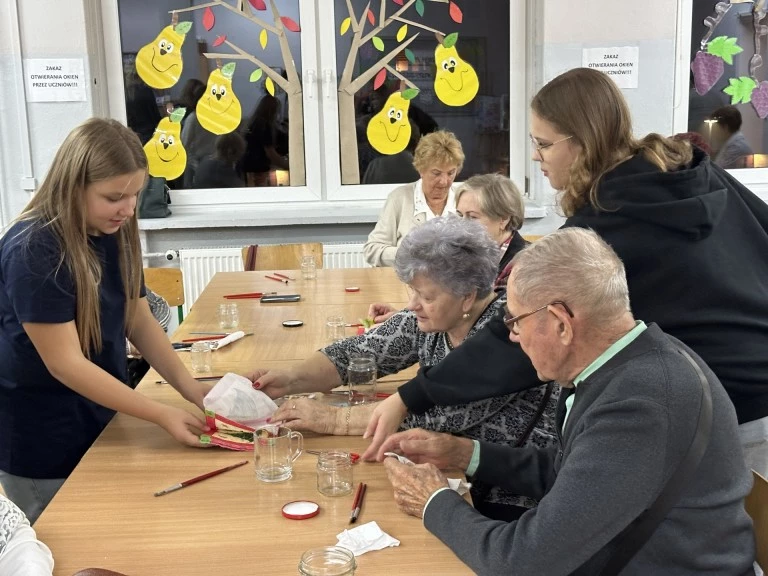 Międzypokoleniowe spotkania w szkole. Warsztaty dla seniorów