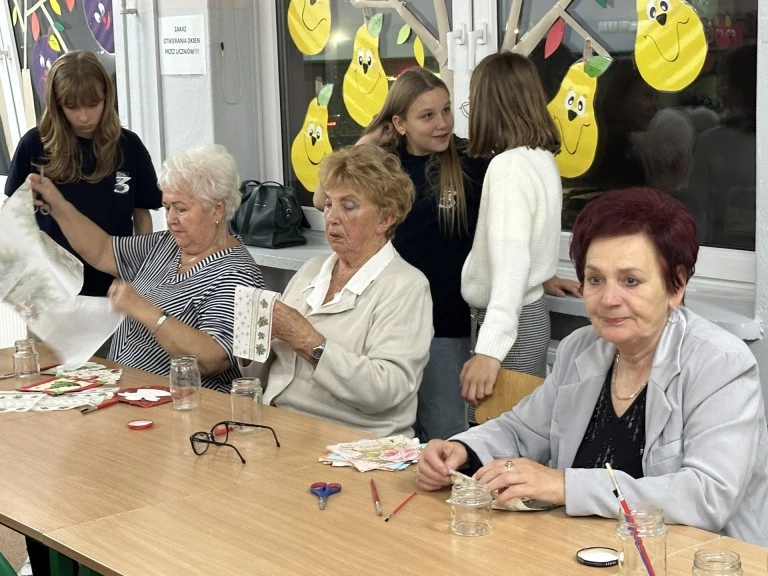 Międzypokoleniowe spotkania w szkole. Warsztaty dla seniorów