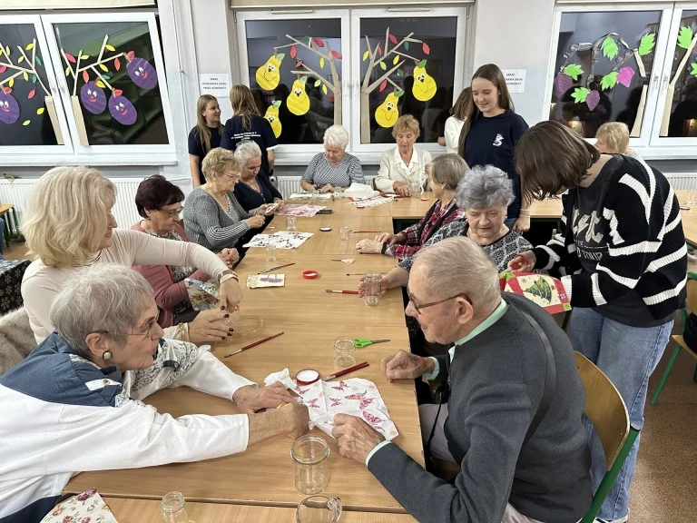 Międzypokoleniowe spotkania w szkole. Warsztaty dla seniorów