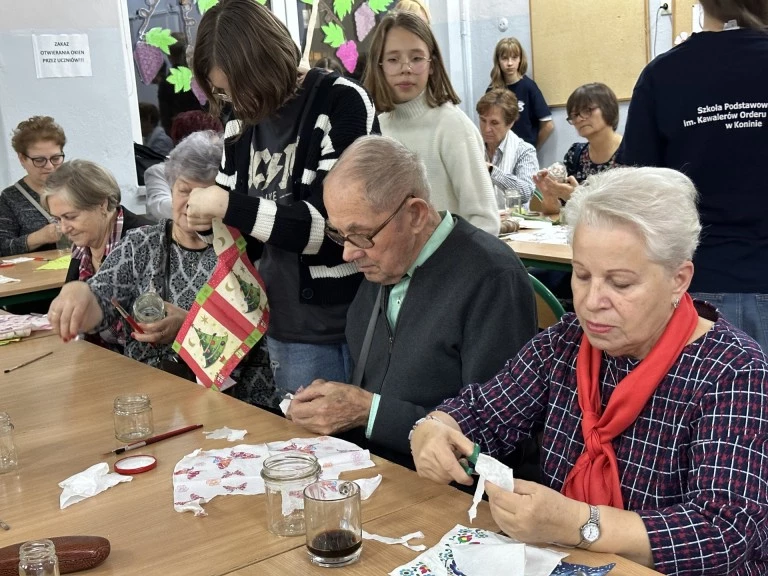 Międzypokoleniowe spotkania w szkole. Warsztaty dla seniorów