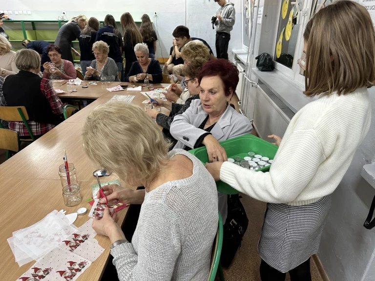 Międzypokoleniowe spotkania w szkole. Warsztaty dla seniorów