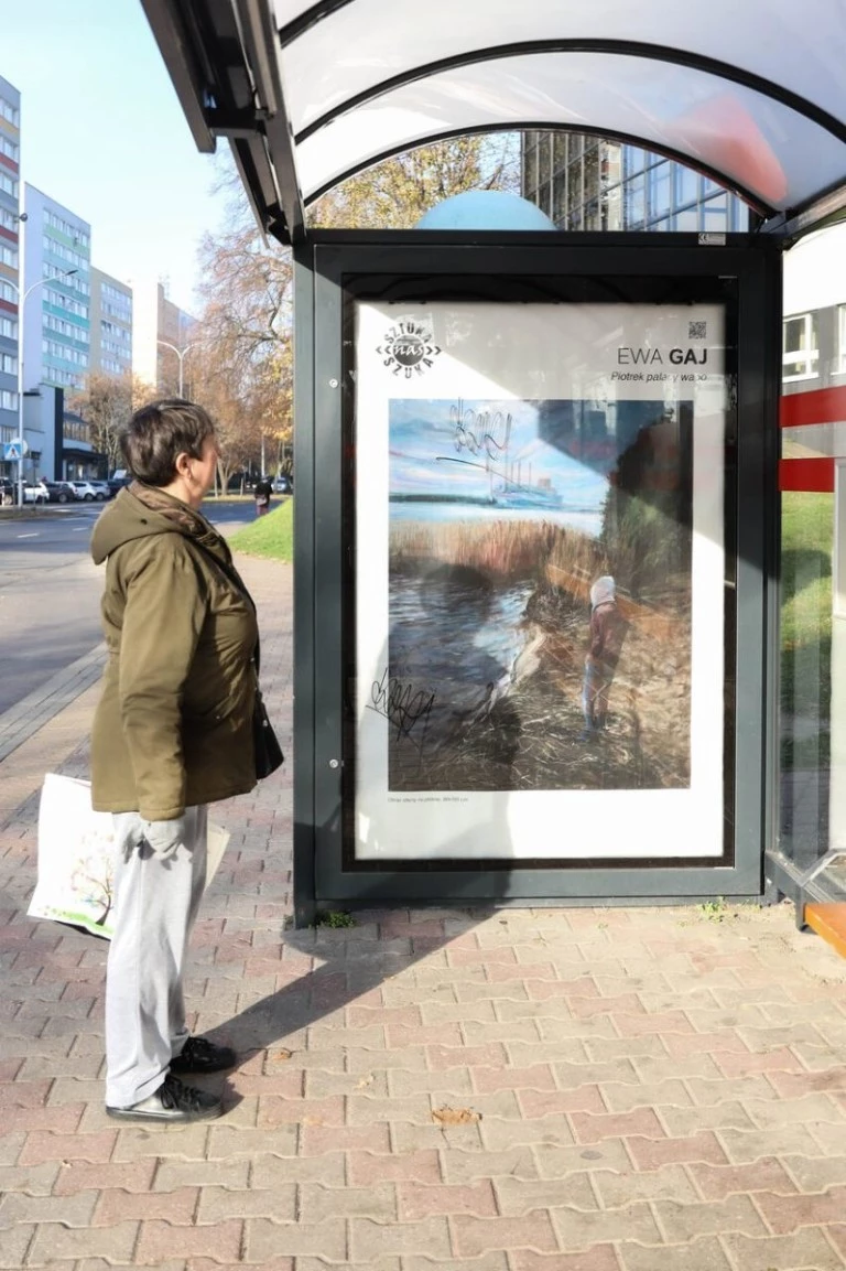 Kontakt ze sztuką w oczekiwaniu na autobus. Prace Ewy Gaj na terenie Konina