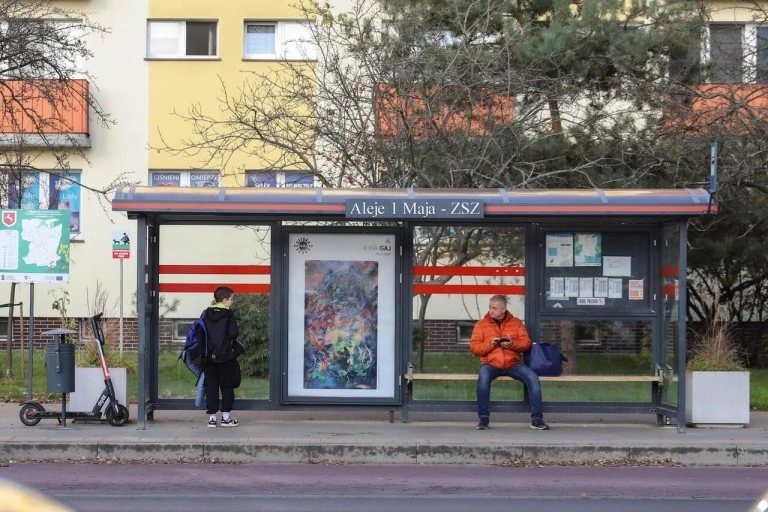 Kontakt ze sztuką w oczekiwaniu na autobus. Prace Ewy Gaj na terenie Konina