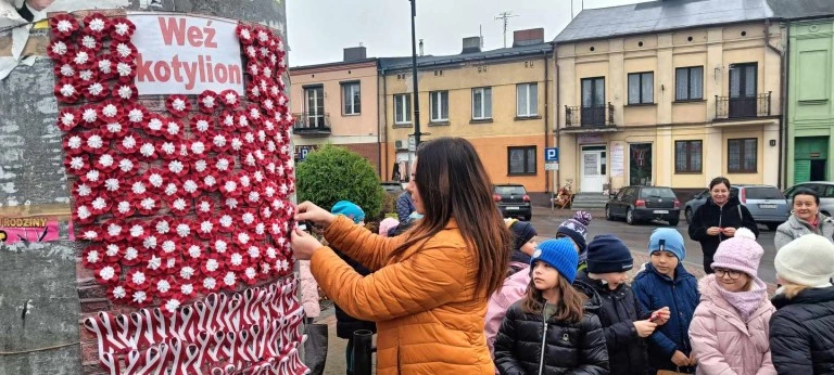 Prezent na urodziny Polski od pierwszaków z Sompolna. Weź kotylion