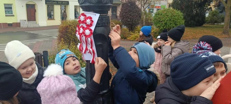 Prezent na urodziny Polski od pierwszaków z Sompolna. Weź kotylion