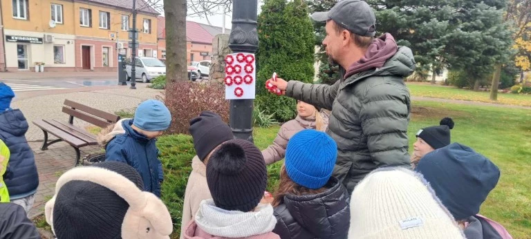 Prezent na urodziny Polski od pierwszaków z Sompolna. Weź kotylion