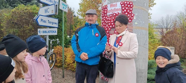 Prezent na urodziny Polski od pierwszaków z Sompolna. Weź kotylion