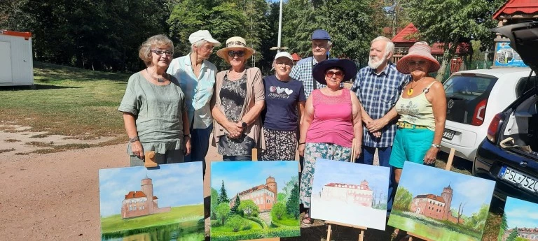 Seniorki odkrywają swoje talenty malarskie. Kupując obraz, pomagasz rozwijać pasję