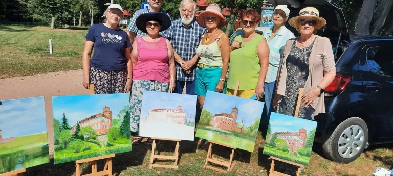 Seniorki odkrywają swoje talenty malarskie. Kupując obraz, pomagasz rozwijać pasję