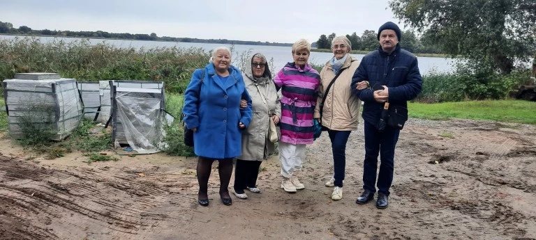 Seniorki odkrywają swoje talenty malarskie. Kupując obraz, pomagasz rozwijać pasję