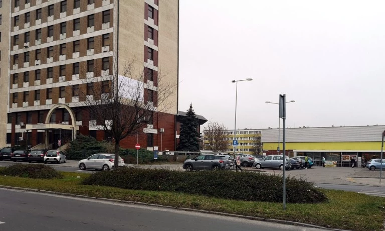 Parking w miejscu zieleniaka, market zamiast placu zabaw