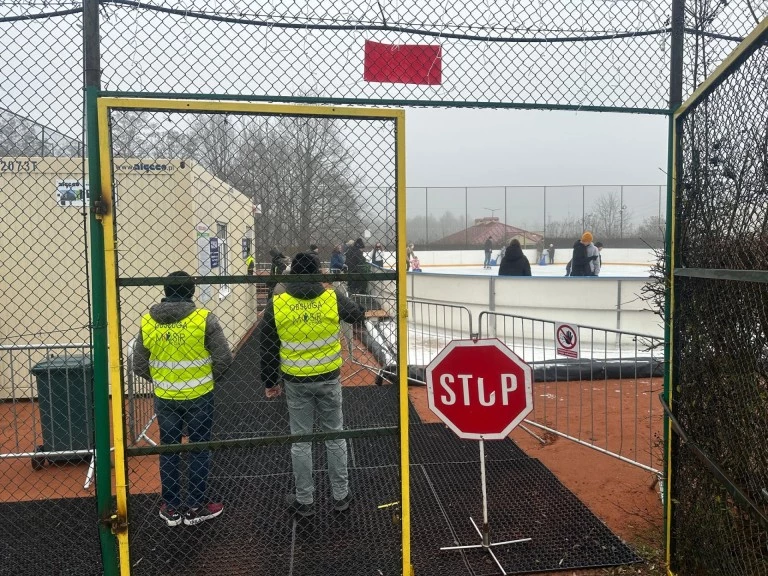 Mieszkańcy czekali na tę atrakcję. Lodowisko w Koninie otwarte!