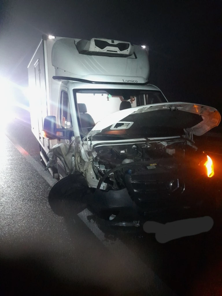 Wypadek na autostradzie A2. Bus zderzył się z dostawczakiem