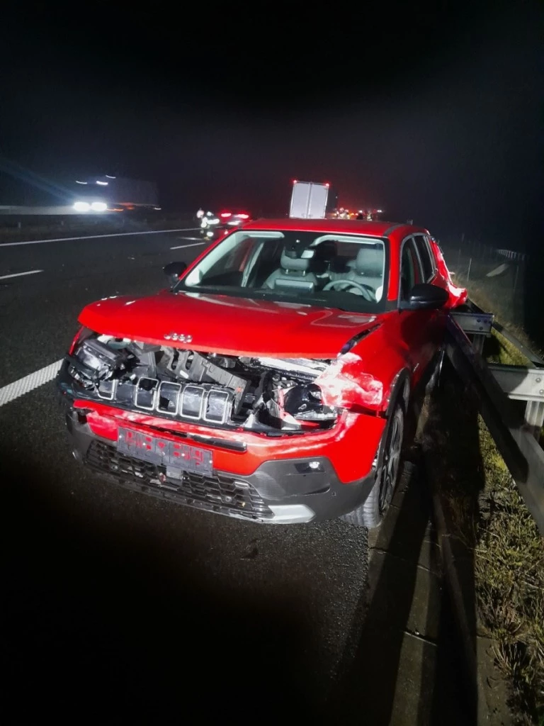 Wypadek na autostradzie A2. Bus zderzył się z dostawczakiem