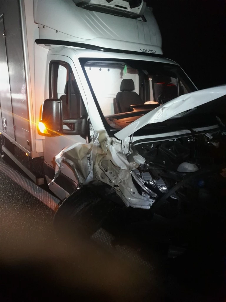 Wypadek na autostradzie A2. Bus zderzył się z dostawczakiem