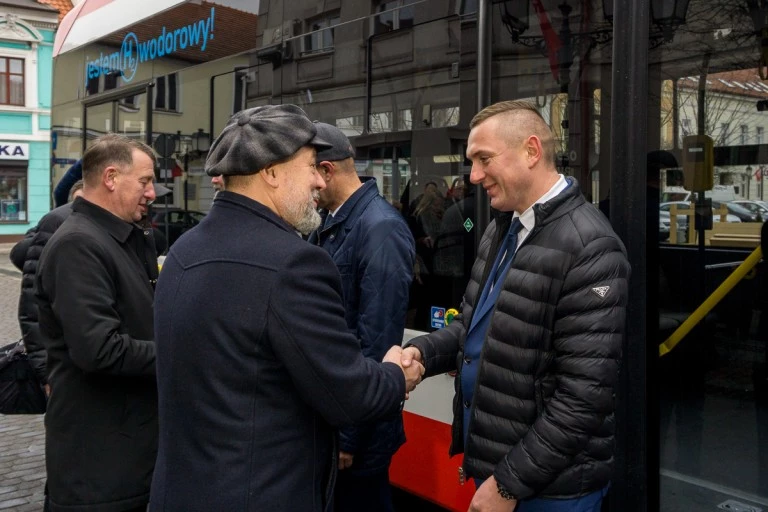 Trzy nowe autobusy na ulicach Konina. Wszystkie jeżdżą na wodór