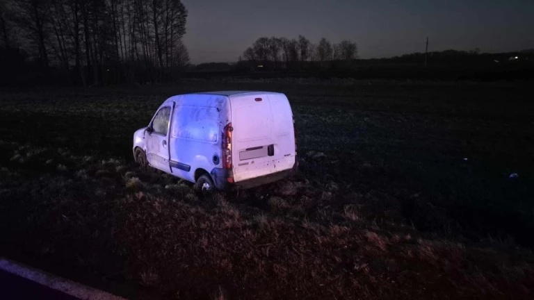 Główiew. Samochód dostawczy w rowie, akcja na drodze nr 25