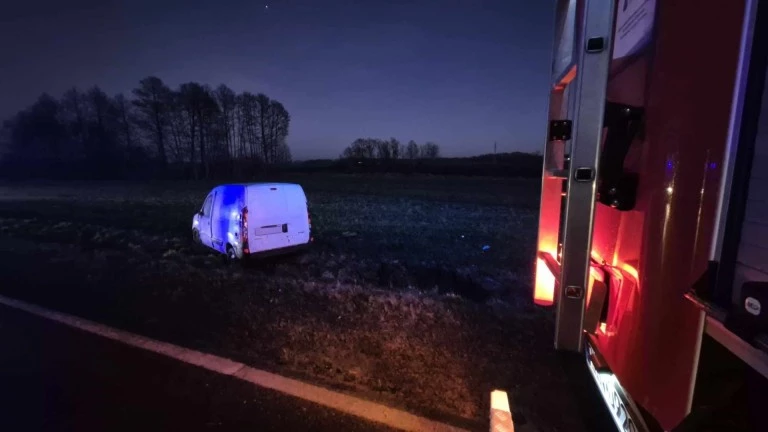 Główiew. Samochód dostawczy w rowie, akcja na drodze nr 25