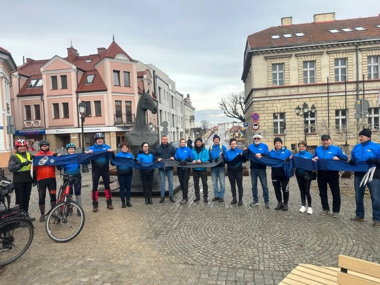 Cykliści otulili konia szalikiem, a mieszkańców dobrymi emocjami