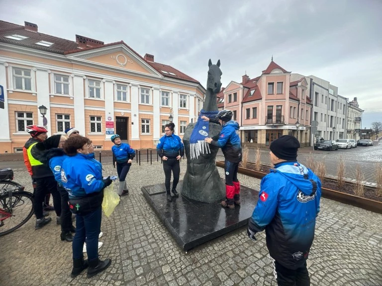 Cykliści otulili konia szalikiem, a mieszkańców dobrymi emocjami