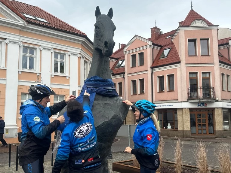 Cykliści otulili konia szalikiem, a mieszkańców dobrymi emocjami