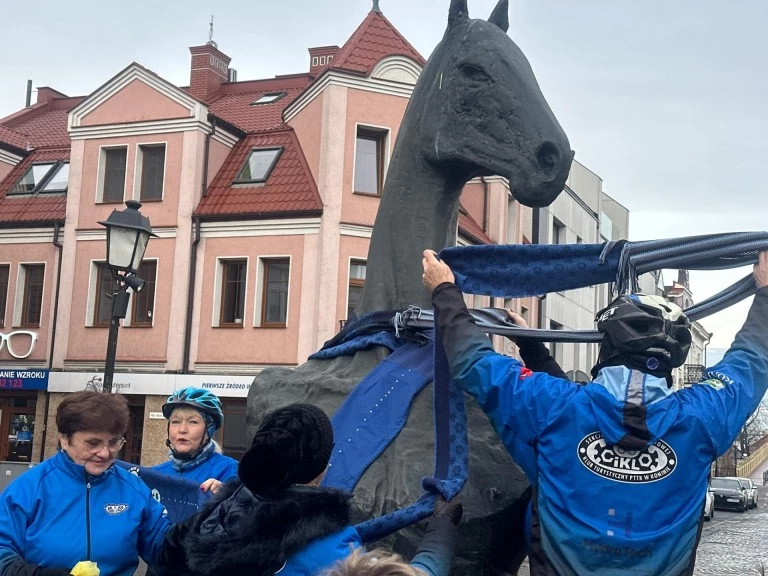 Cykliści otulili konia szalikiem, a mieszkańców dobrymi emocjami