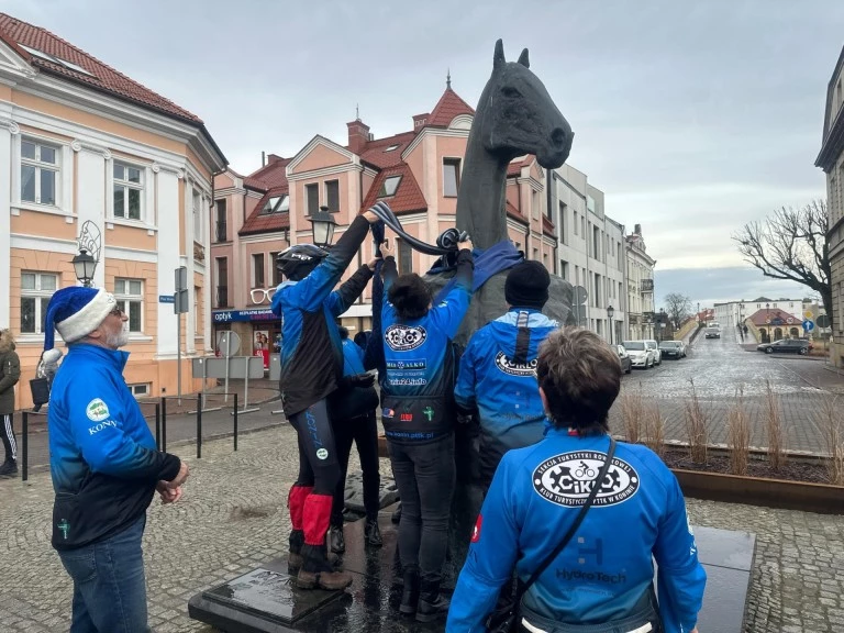 Cykliści otulili konia szalikiem, a mieszkańców dobrymi emocjami