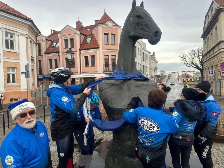 Cykliści otulili konia szalikiem, a mieszkańców dobrymi emocjami