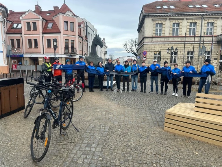 Cykliści otulili konia szalikiem, a mieszkańców dobrymi emocjami