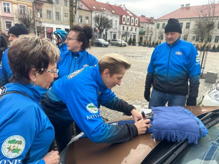 Cykliści otulili konia szalikiem, a mieszkańców dobrymi emocjami