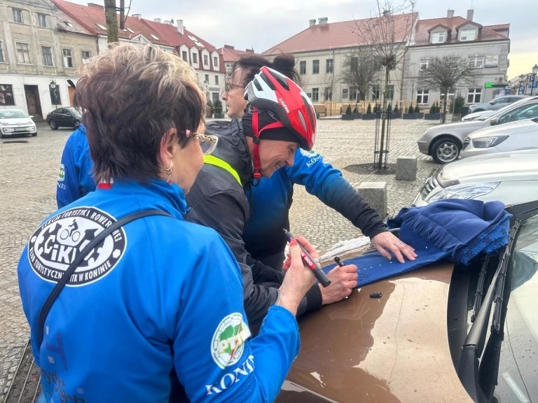 Cykliści otulili konia szalikiem, a mieszkańców dobrymi emocjami