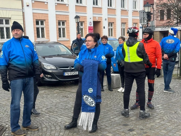 Cykliści otulili konia szalikiem, a mieszkańców dobrymi emocjami