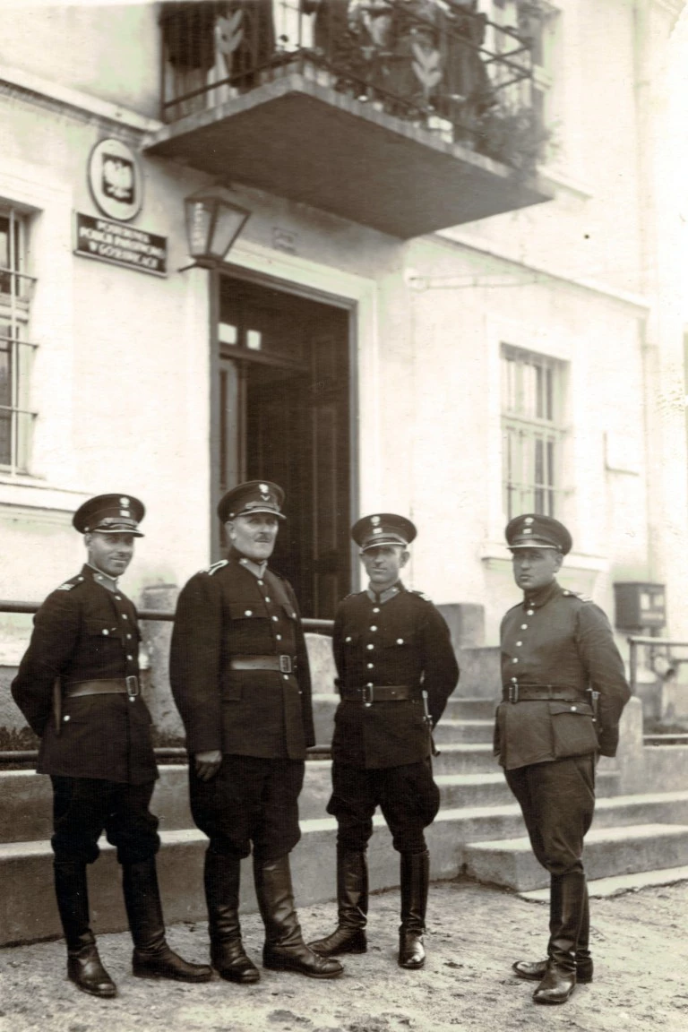 Gdzie stoi komendant Posterunku Policji Państwowej i jego podwładni?