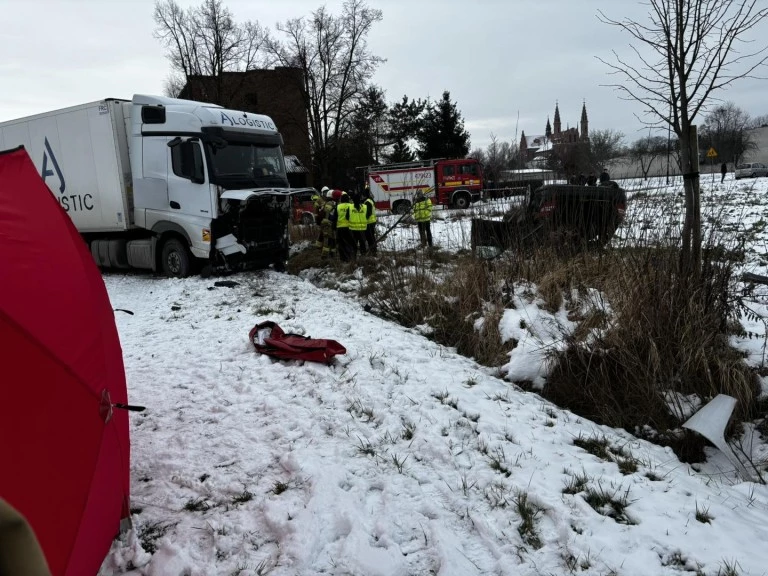 Tragiczny wypadek w Przedczu. Dwie osoby zginęły na miejscu