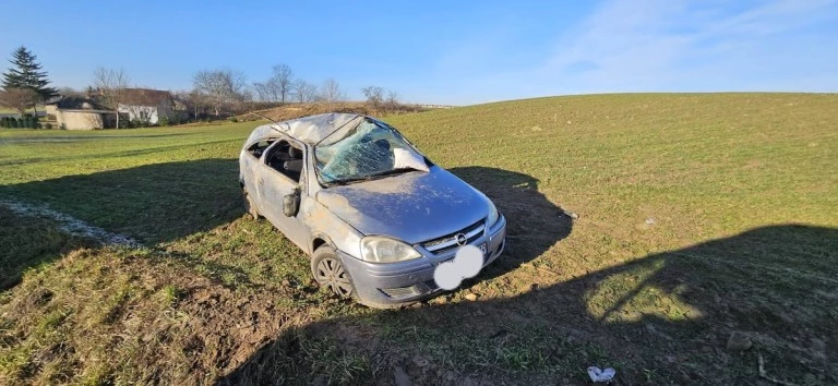 Kramsk. Opel z czterema osobami dachował na drodze wojewódzkiej