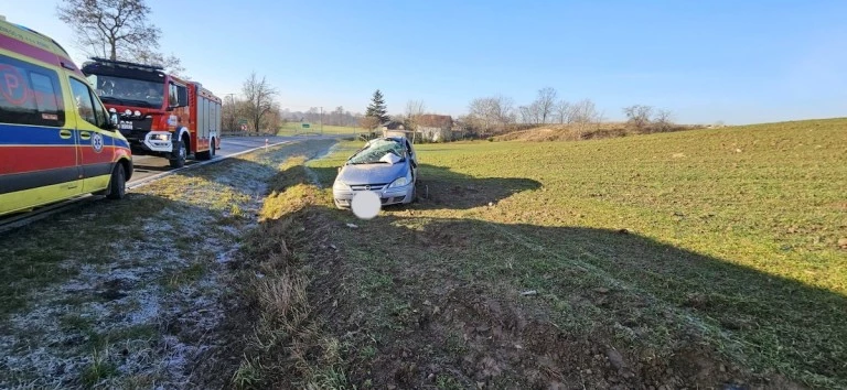 Kramsk. Opel z czterema osobami dachował na drodze wojewódzkiej