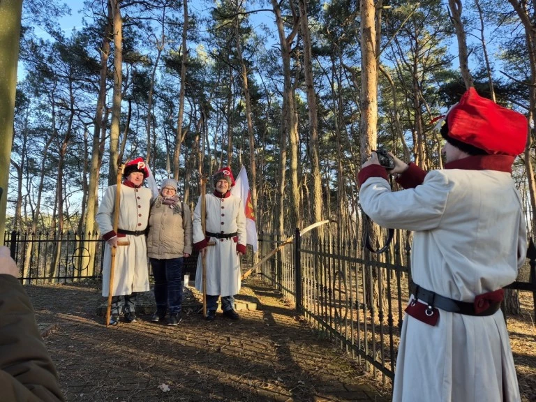 Ruszyli śladami powstania styczniowego. Na trasie spotkali… kosynierów