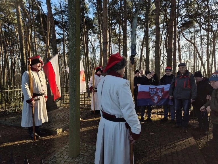 Ruszyli śladami powstania styczniowego. Na trasie spotkali… kosynierów