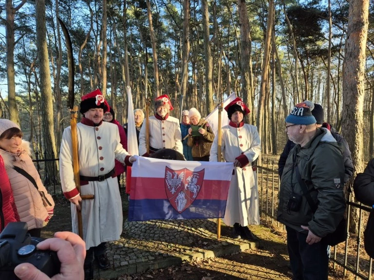 Ruszyli śladami powstania styczniowego. Na trasie spotkali… kosynierów